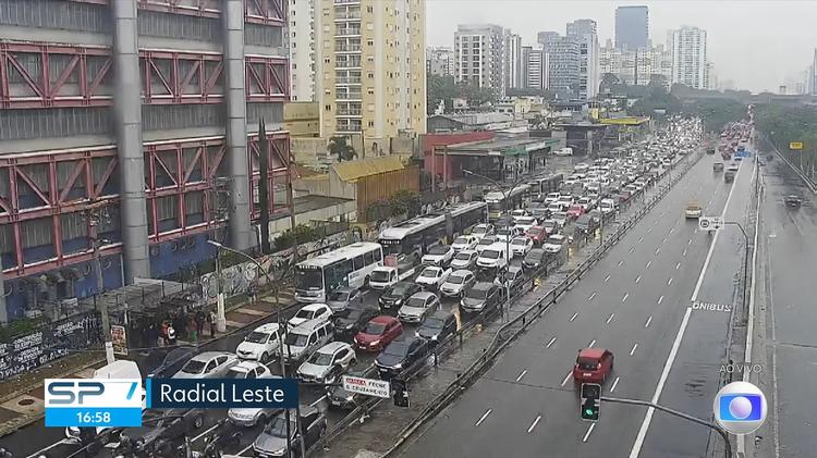 Com chuva e frio, cidade de SP bate recorde de trânsito do ano nesta sexta, com 1.348 km de lentidão