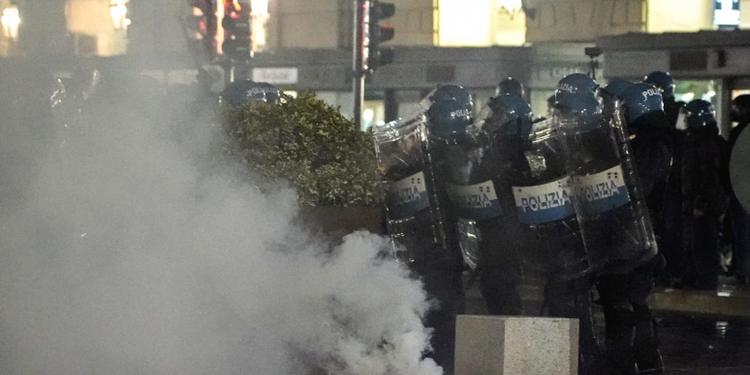 Torino, proteste contro il caro vita: dodici denunciati, lanci di bulloni e bottiglie davanti alla Prefettura