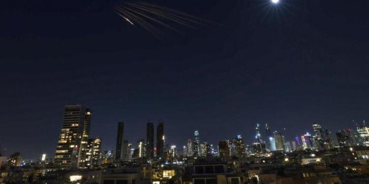 Israele attacca Teheran, sirene d'allarme a Tel Aviv per missili dallo Yemen. Trump aveva chiesto a Netanyahu di non rispondere all'Iran