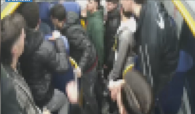 Aggredirono e rapinarono un 24enne sul treno tra Trani e Bisceglie: identificati 4 minori