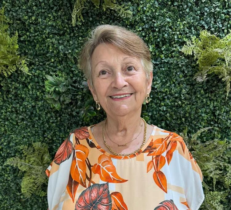 Professora há 60 anos, Vera Reis de Souza ensina português em seis redes sociais