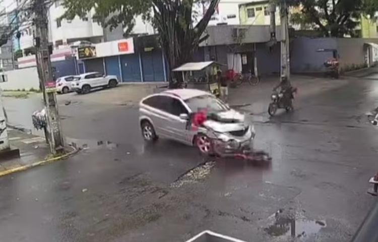 Cruzamento no Grande Recife é palco de segunda colisão com arremesso de motociclista em menos de uma semana; VÍDEO