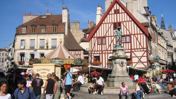 Dijon à travers le temps - La place François Rude