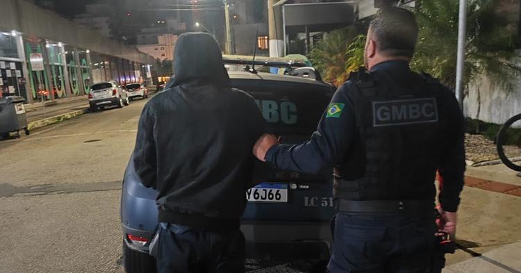 Homem furta ar-condicionado e bebedouro de Posto de Saúde e acaba preso em Balneário Camboriú