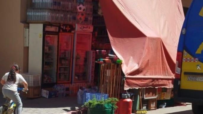 رصيف مفقود وفوضى احتلال الملك العمومي بـ جنان أوراد بمراكش