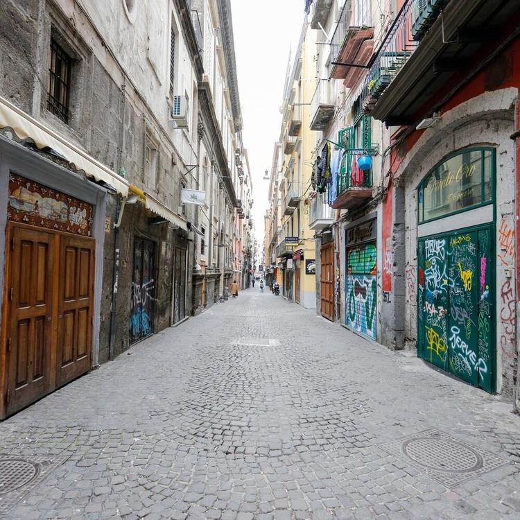 Perché le botteghe storiche di San Gregorio Armeno hanno tirato giù le serrande?