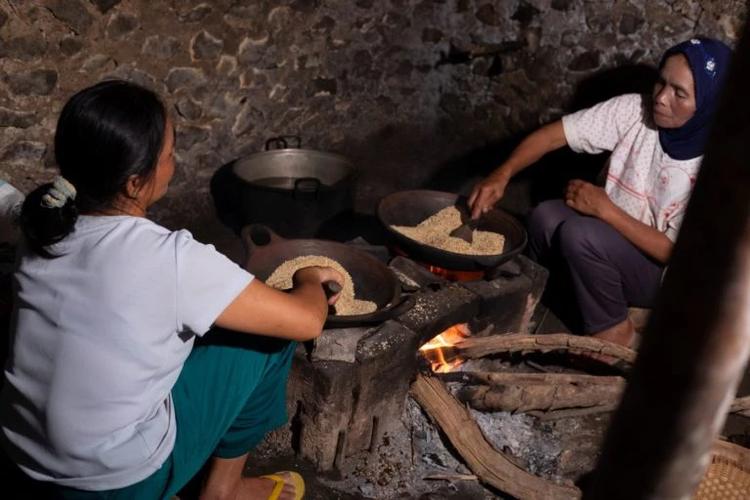 Preparação do Jamu na Indonésia: país abriga mais de 30 mil espécies de plantas, das quais cerca de 9 mil têm uso medicinal (Foto: Lestari Jamuku / Divulgação)