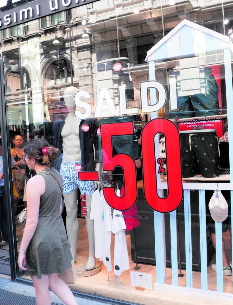 Saldi, sono i turisti a dare il via (e spendono più dei milanesi)