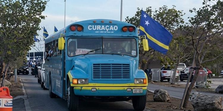 Ai Mondiali il Curaçao come in gita: la nazionale arriva su un vecchio scuolabus