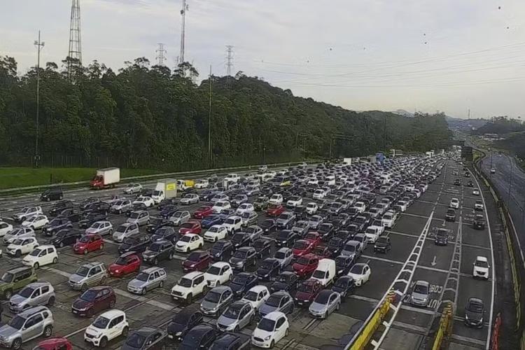 Imigrantes tem trânsito lento na descida ao litoral de SP no feriado