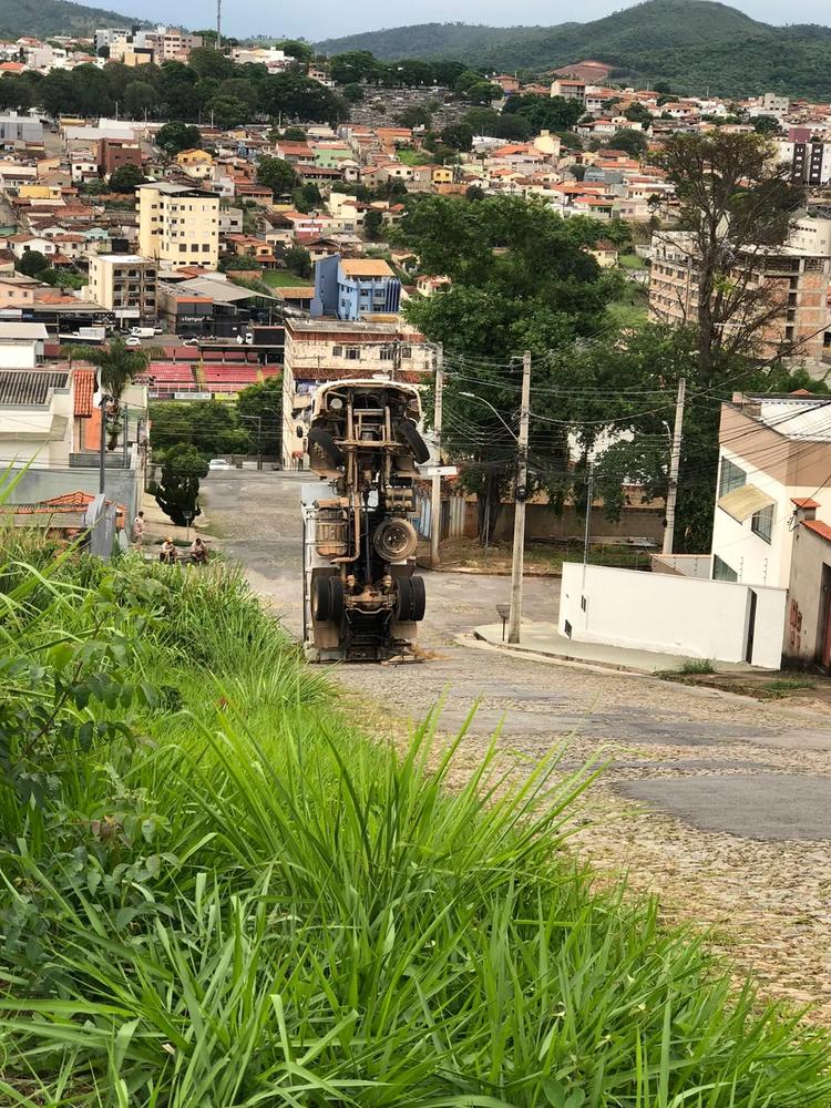 Caminhão ficou em pé após mudança no centro de gravidade, diz professor de Física