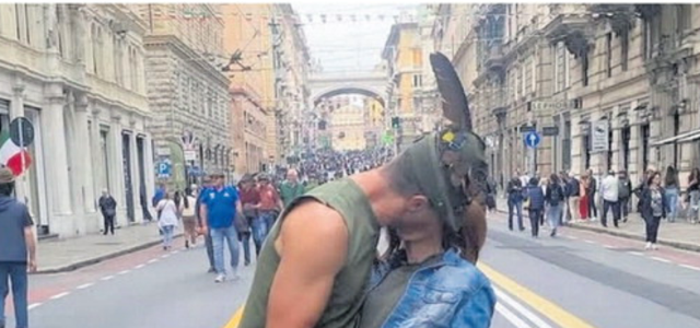 Le donne ammaliate dalle penne nere. "Con loro in città siamo più sicure"