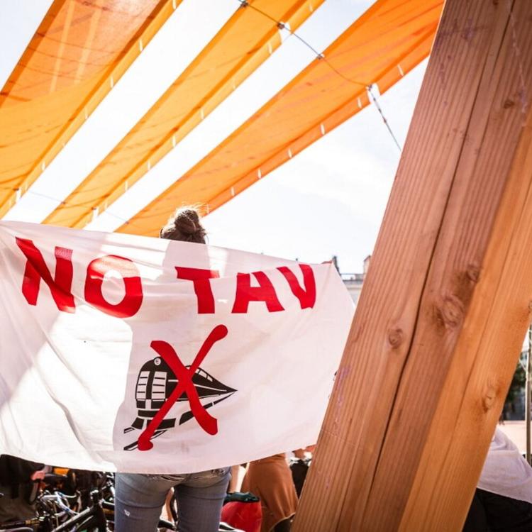 Attivisti No Tav all'assalto del cantiere di Chiomonte. Lancio di pietre e bombe carta con...