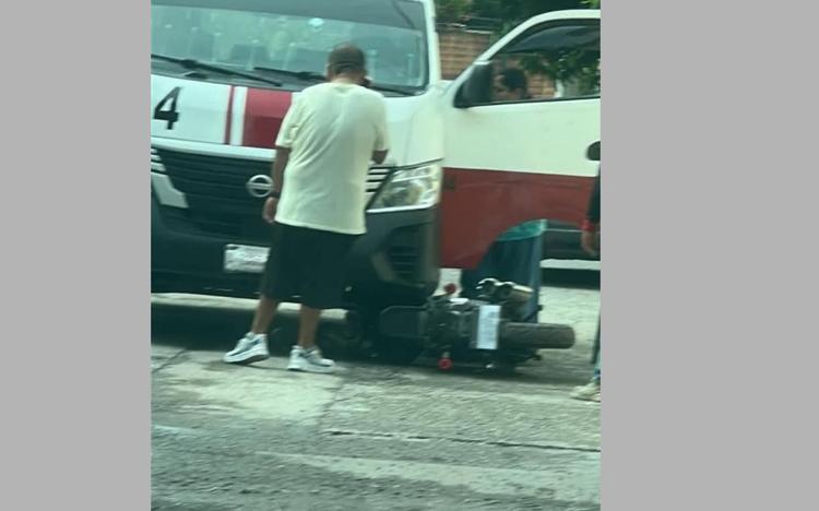 Motociclista se lanza al asfalto para salvar su vida tras chocar de frente contra una ruta en Tlaltizapán