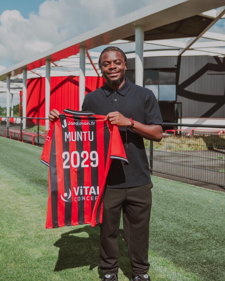 Vimoj Muntu Wa Mungu passe professionnel En Avant Guingamp EAG AMD02138-2