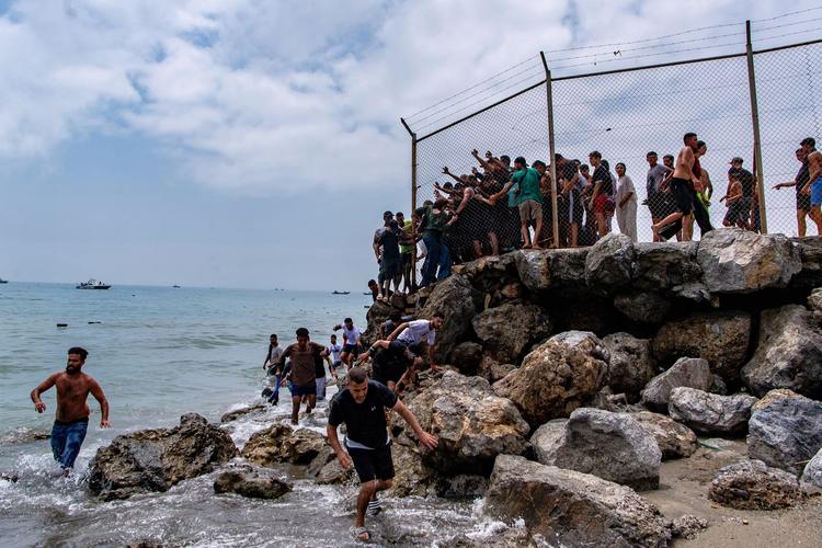 O que se sabe sobre a chegada de imigrantes marroquinos em Ceuta a nado