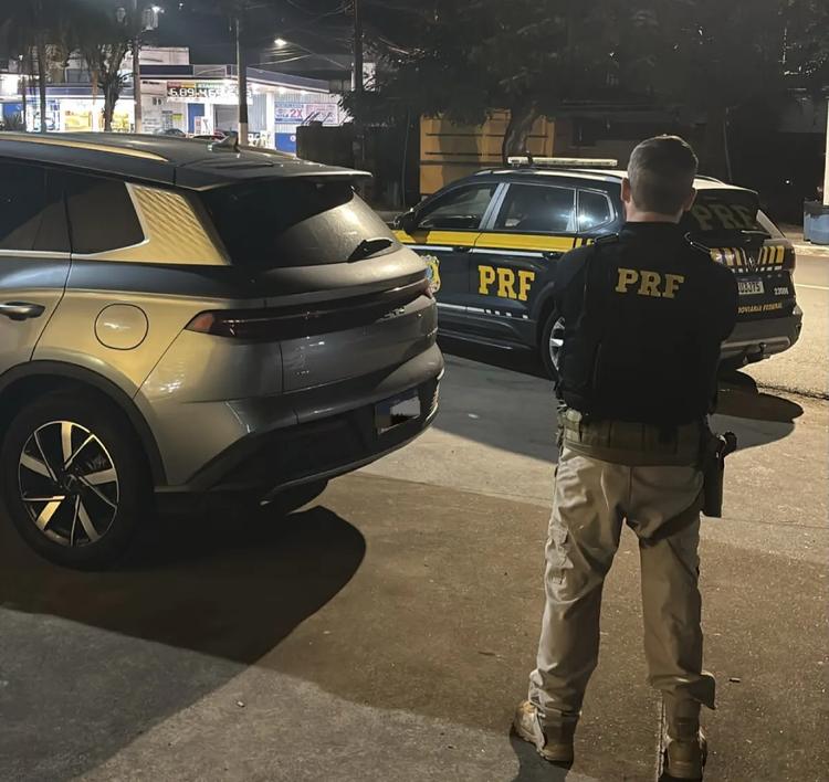 Cinco estrangeiros são presos com carro clonado na Via Dutra, em Barra Mansa