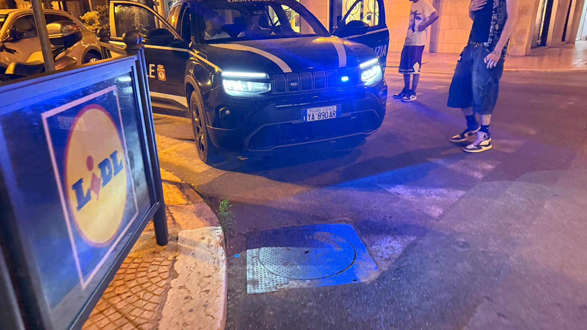 Taranto, investe un ragazzo sulle strisce: caccia allo scooterista
