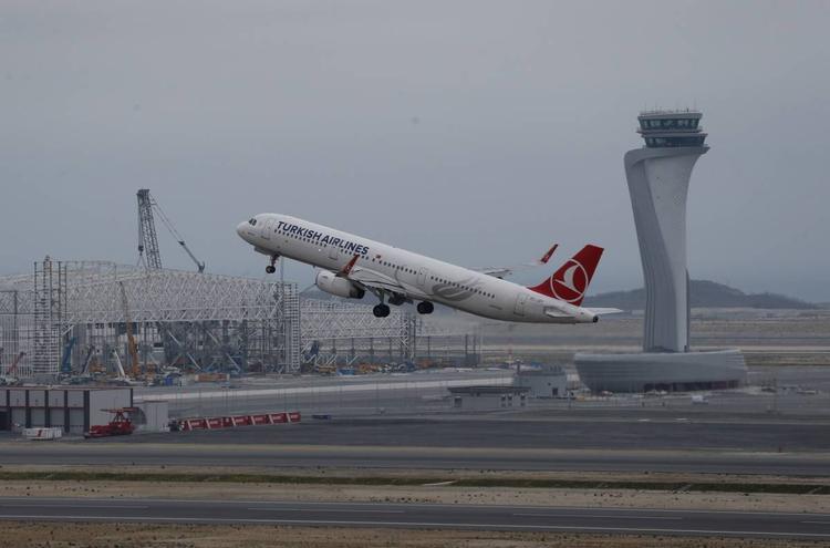 "Lo dice la Sharia". E il turco rifiuta di sedersi accanto a una donna in aereo e schiaffeggia la hostess