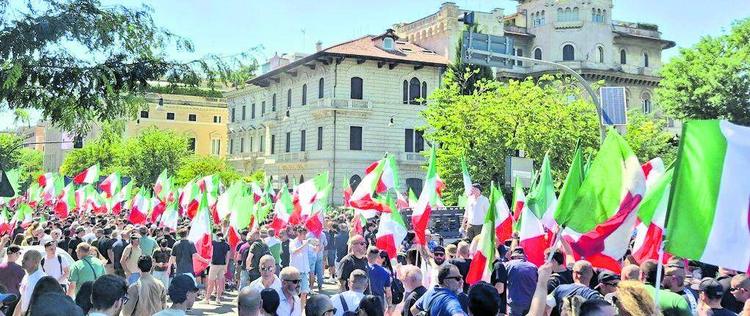 In piazza sfila Casapound. "Migranti pericolo d'Italia"
