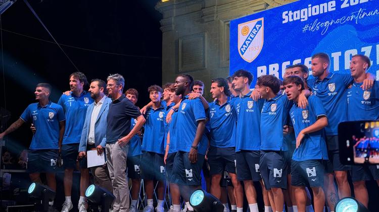 Matera, presentata la squadra: primo bagno di folla a tinte biancoazzurre