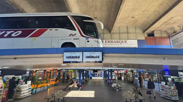 Viaduto dentro da rodoviária? Antes de sair de Porto Alegre, ônibus precisam passar por cima de lojas e pedestres; entenda