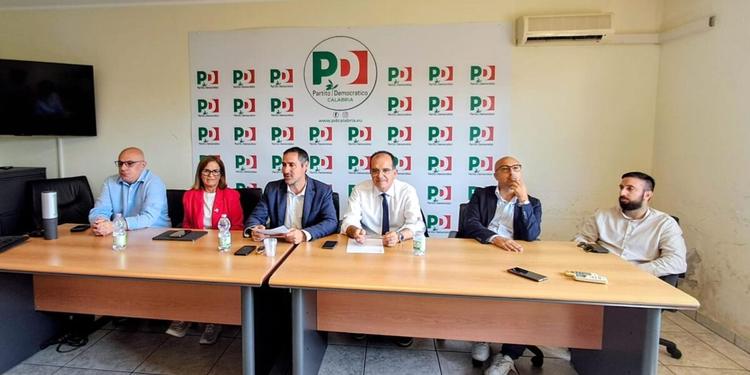 Calabria, dopo il sì al referendum sui sottosegretari, la minoranza: «Cosa fa adesso Occhiuto?»