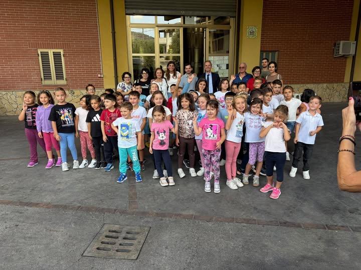 🍇Ieri i bambini delle classi 1ª e 2ª della Scuola Primaria hanno vissuto una giornata speciale presso le Cantine Amato,...
