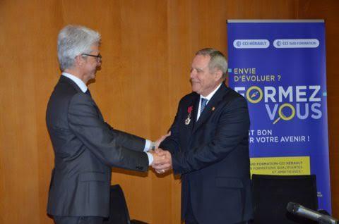 Le consul général de Belgique à Marseille, Eric Jacquemin félicité par Me Pierre Chatel, consul honoraire de Belgique à Montpellier.