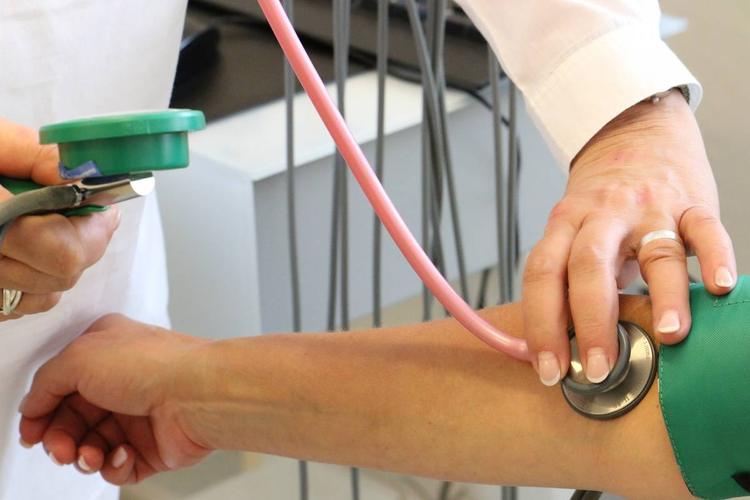 Malattia, cambiano i controlli Inps: i nuovi orari delle visite fiscali