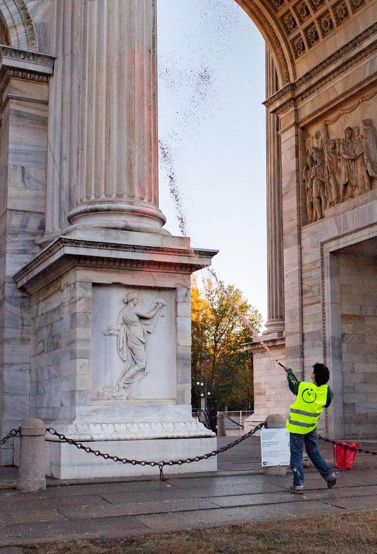 Arco della Pace deturpato con vernice. Agli ambientalisti condanna di 4 mesi