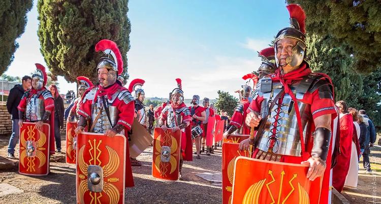 Santiponce celebra el Día de Andalucía con un desfile romano y música coincidiendo con su Feria del Queso