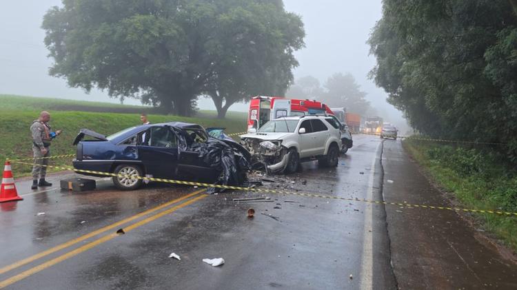 Adolescente e jovem morrem após colisão frontal na RSC-153