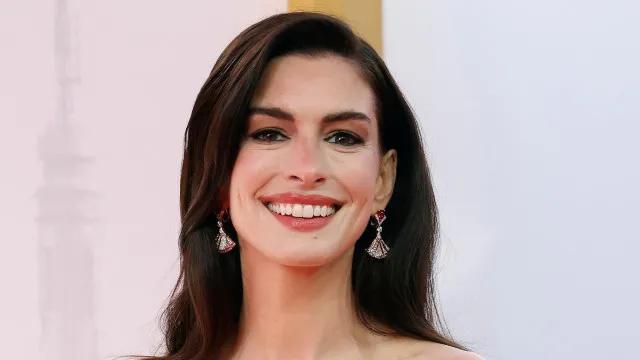 Catarata precoce deixou Anne Hathaway 'praticamente cega' por dez anos