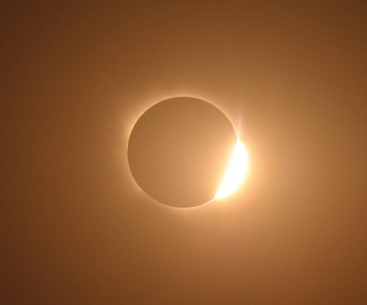 Fotógrafo brasileiro registra eclipse total na Espanha e flagra coroa solar e ‘anel de diamante’; veja IMAGENS