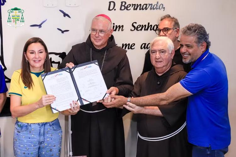 Em Óbidos, barco-hospital pediátrico vai atender crianças da região após convênio com o estado