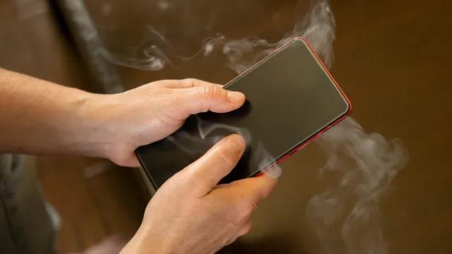 Celular esquenta demais ao carregar? Veja ajuste que pode resolver