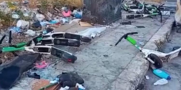 Razzia di monopattini nella notte a Palermo, lo Zen diventa un cimitero di mezzi condivisi che sono stati distrutti