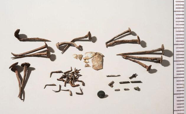 Auf einer Begräbnisstätte nahe Sagalassos, sollten verbogene Nägel selbst bereits eingeäscherte Verstorbene vor der Wiederkehr bannen.Copyright/Quelle: Claeys et a., Anitiquity 2023 / Sagalassos Archaeological Research Project