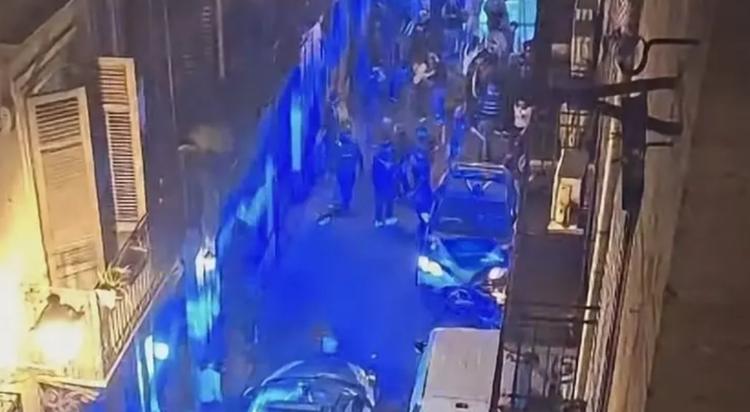 Palermo, scontro tra una volante e uno scooter: due giovani feriti e poliziotti accerchiati a Ballarò