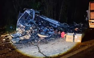 Acidente entre caminhão e micro-ônibus deixa ao menos 21 mortos na BR-373, no Paraná
