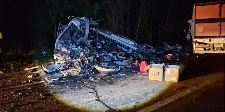 Acidente entre caminhão e micro-ônibus deixa ao menos 21 mortos na BR-373, no Paraná