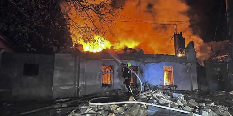 Raid tra Kiev e Mosca nella notte: colpite infrastrutture in Ucraina, migliaia senza luce