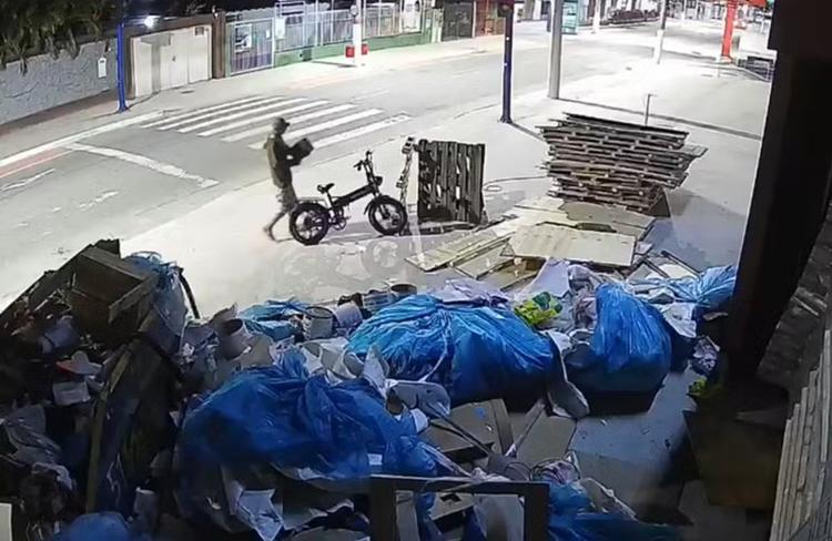Homem invade loja e furta bicicleta elétrica e notebooks em Maricá