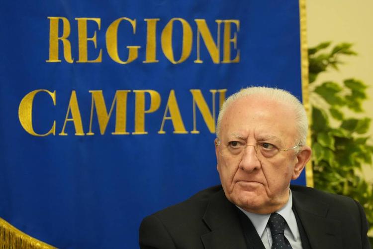 L'ex governatore De Luca vince senza il Pd