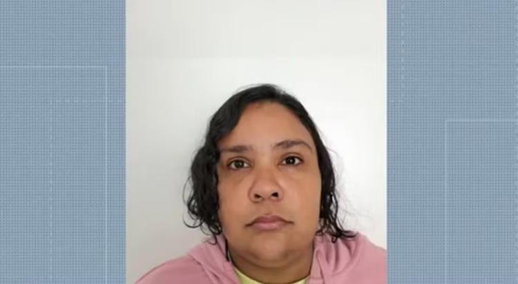 Mulher de 37 anos 'adotada' em SC após fingir ter 12 anos teve aluguel bancado por vítima no RJ: 'Falava como criança'