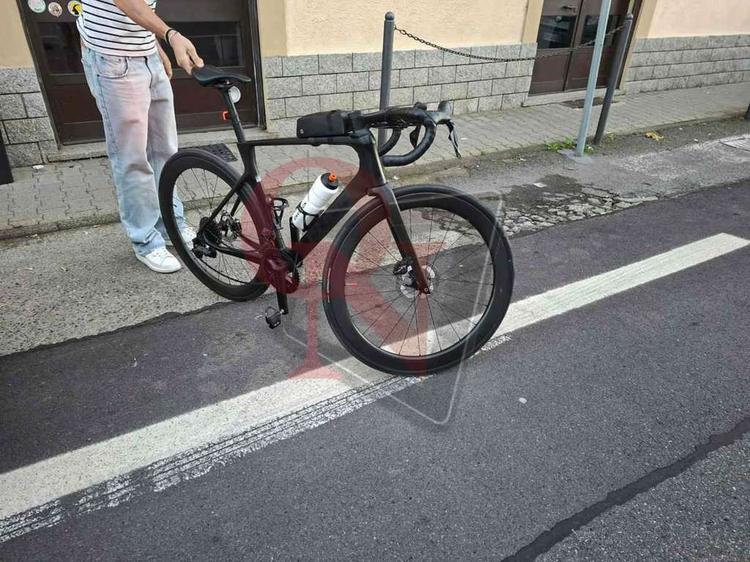 castellamonte auto e bicicletta in via romana