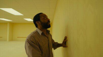Chiwetel Ejiofor vive homem em colapso psicológico em ‘Backrooms: Um Não-Lugar’