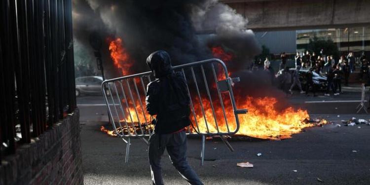 Gli studenti incendiano la Francia, scuole date alle fiamme e duemila fermi