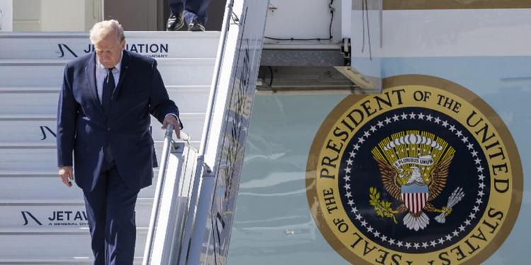 Trump evoca il terzo mandato con il cappellino rosso «2028», ma la Costituzione lo vieta